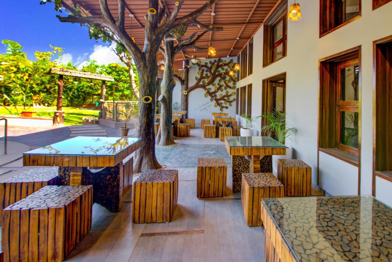 Club Mahindra Netrang Hotel ภายนอก รูปภาพ