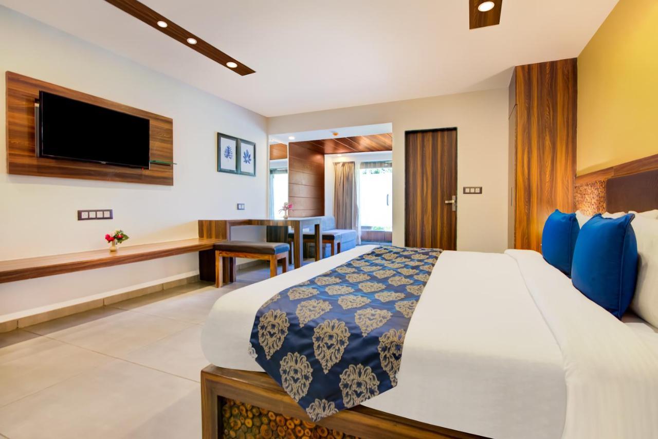 Club Mahindra Netrang Hotel ภายนอก รูปภาพ