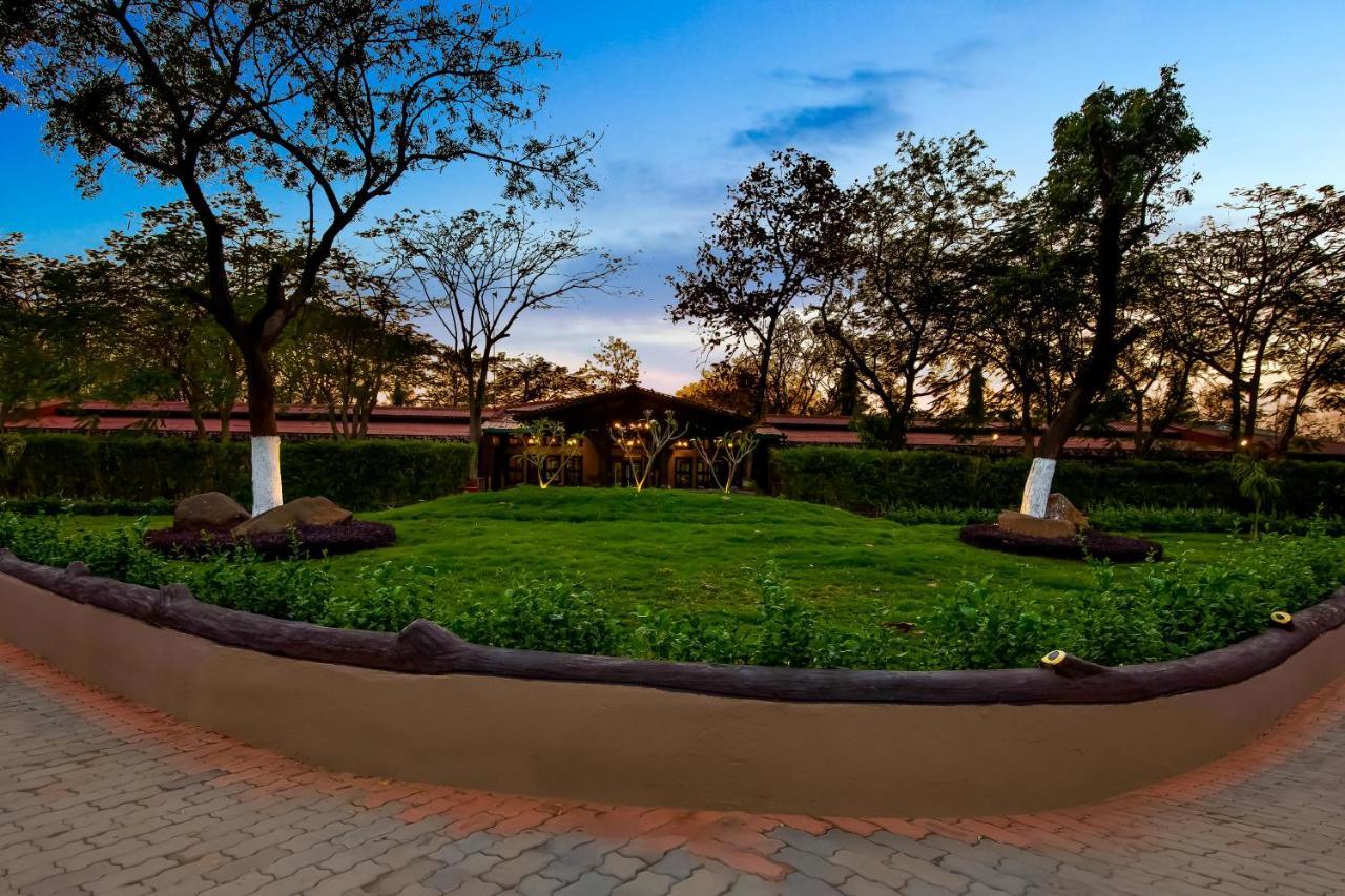 Club Mahindra Netrang Hotel ภายนอก รูปภาพ