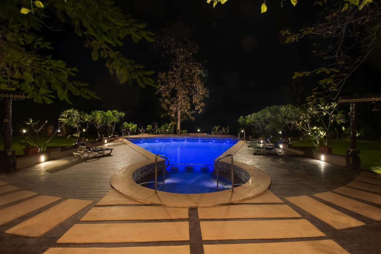 Club Mahindra Netrang Hotel ภายนอก รูปภาพ