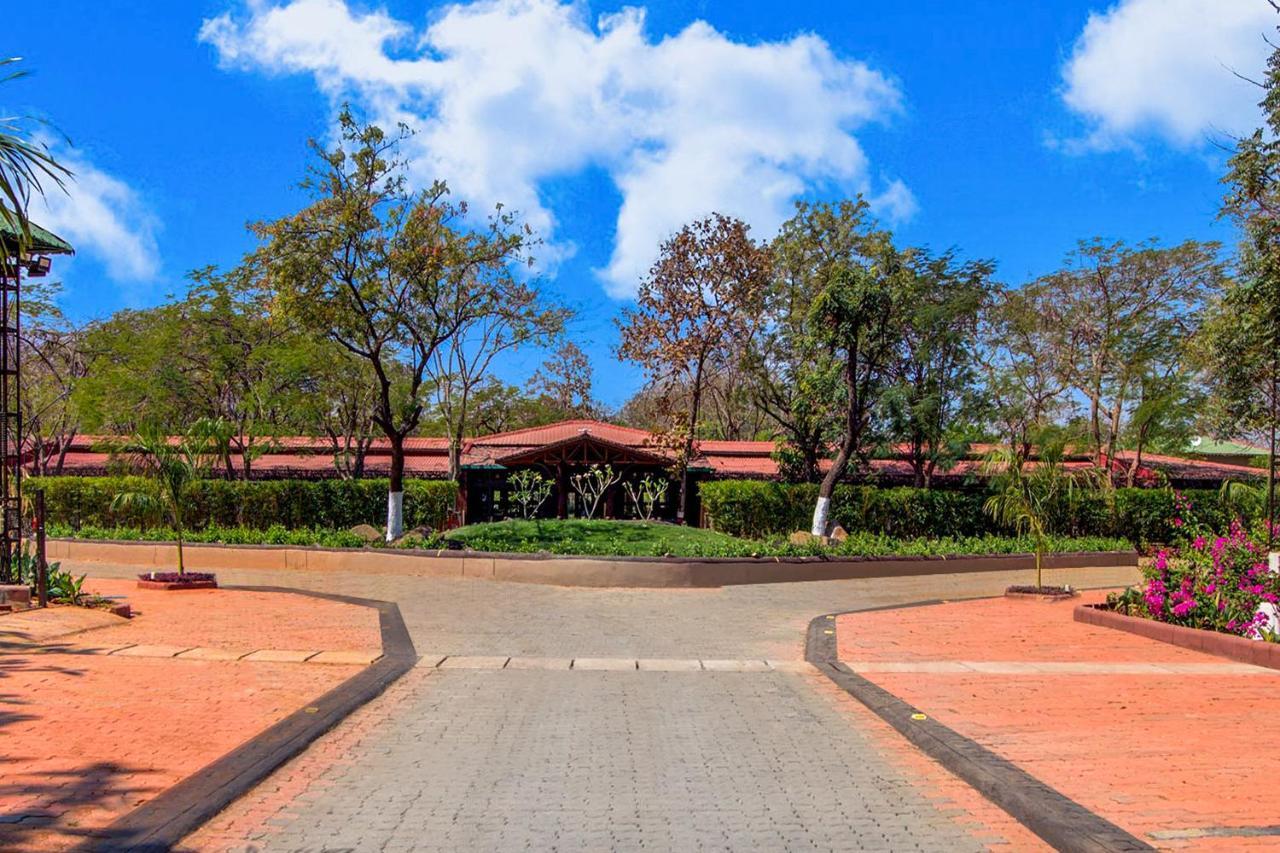 Club Mahindra Netrang Hotel ภายนอก รูปภาพ